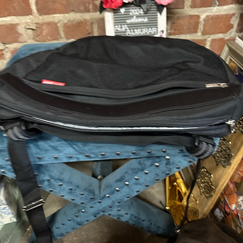 Skip + hop messenger bag